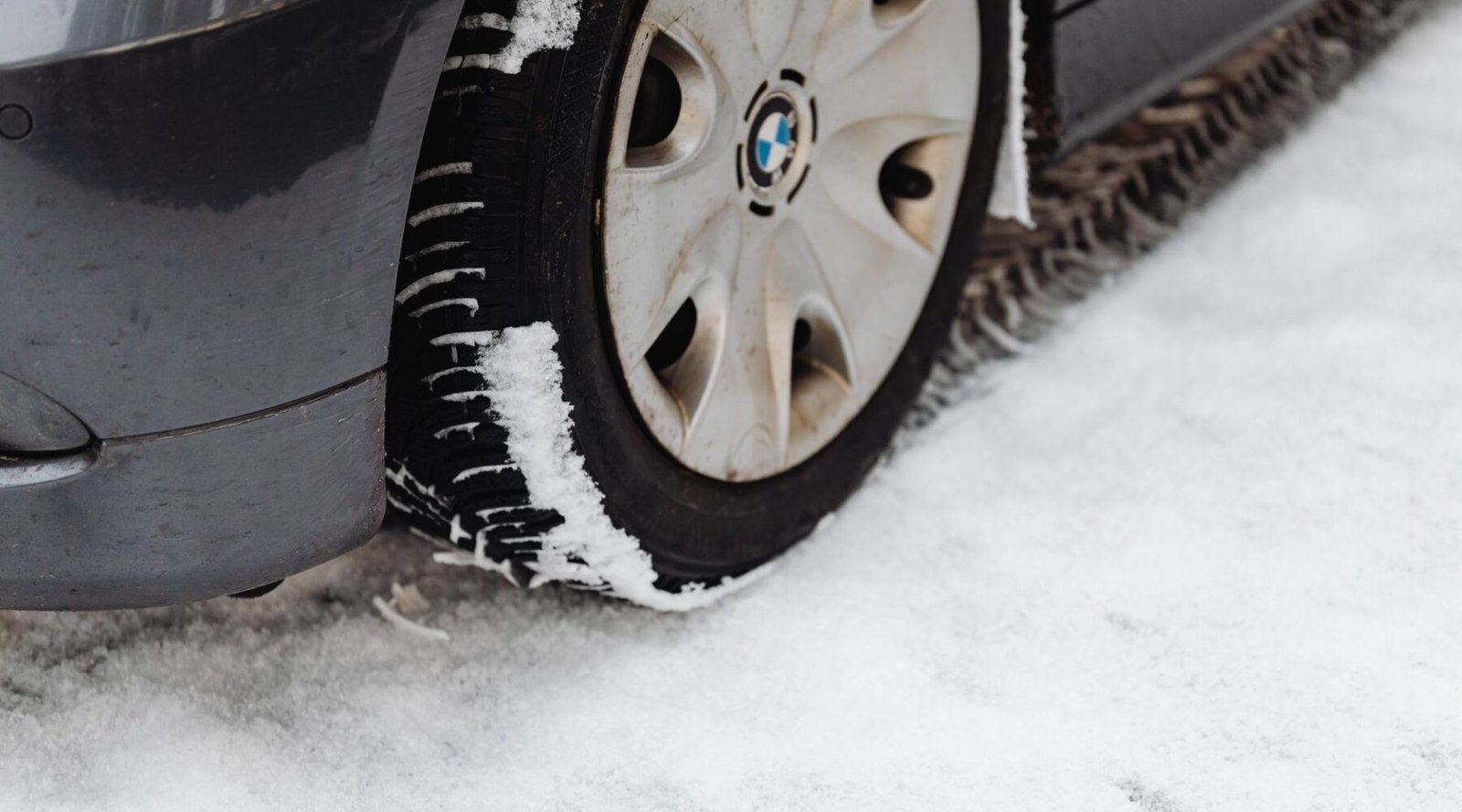 Analyzing the empirical performance gap between winter and all-season tires