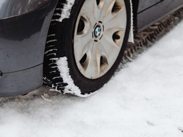 Analyzing the empirical performance gap between winter and all-season tires