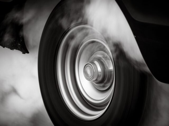 Car smells like burning rubber: causes and solutions