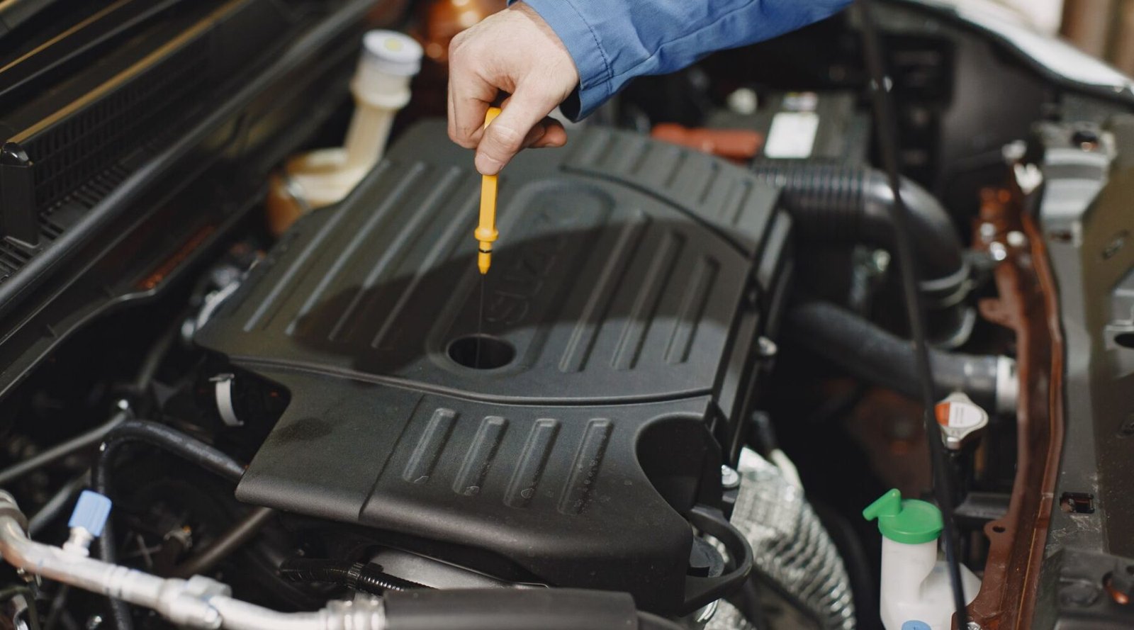How to check your car’s engine oil