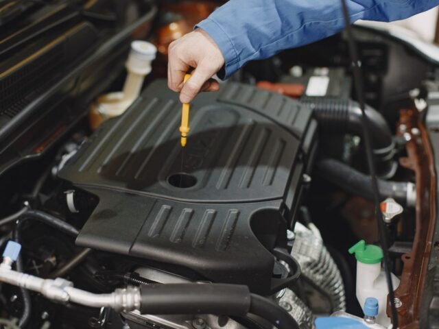 How to check your car’s engine oil