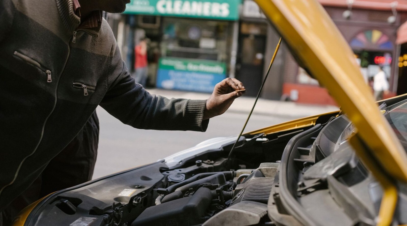 Car leaking oil when parked: causes and solutions