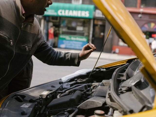 Car leaking oil when parked: causes and solutions