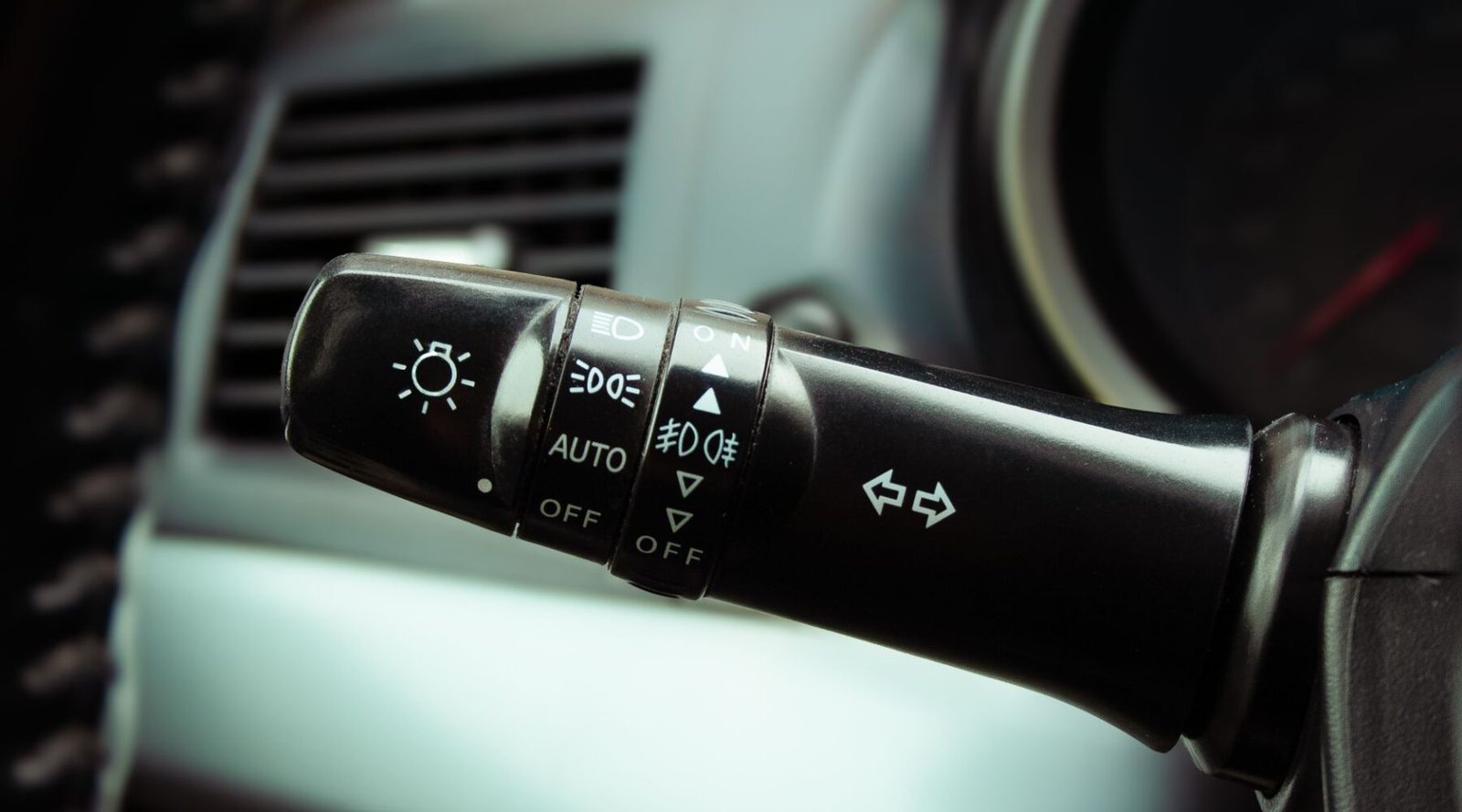 Car makes noise when turning: causes and solutions