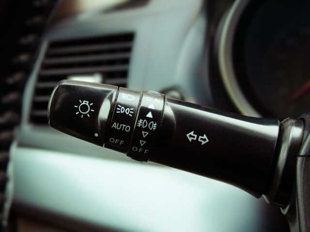 Car makes noise when turning: causes and solutions