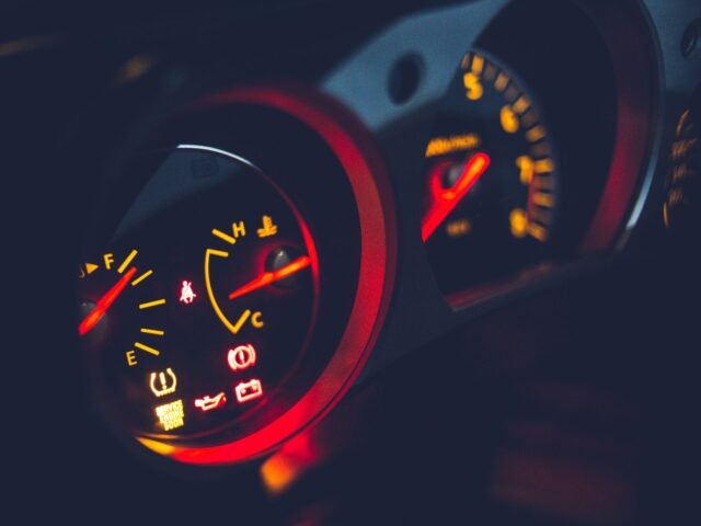 Fuel gauge not working: causes and solutions