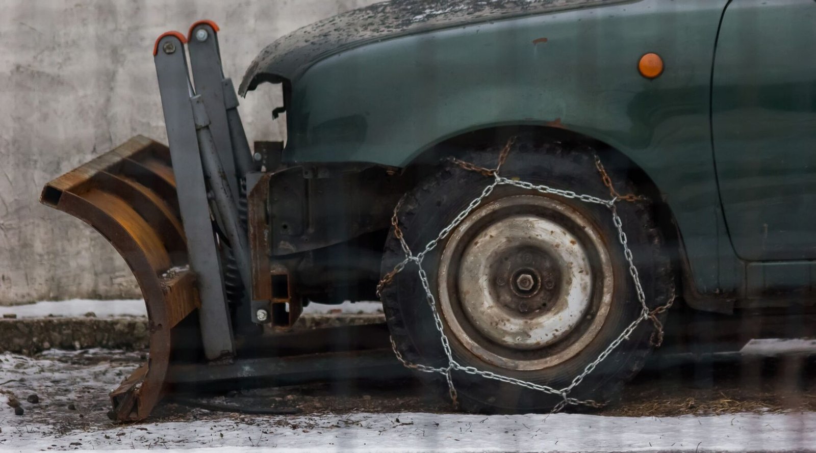 Les Schwab tire chains for winter driving safety