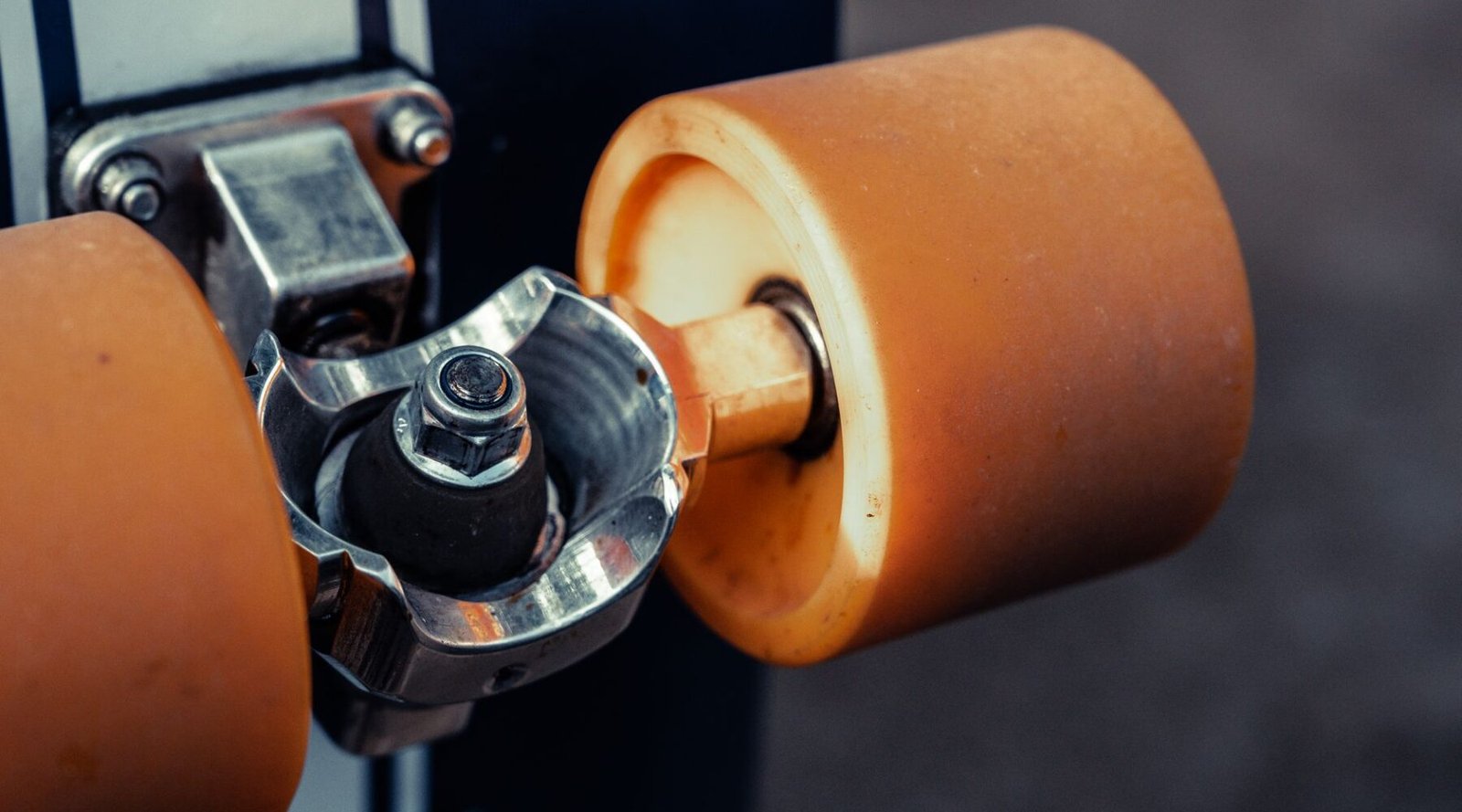 Wheel bearing removal tool for effective maintenance